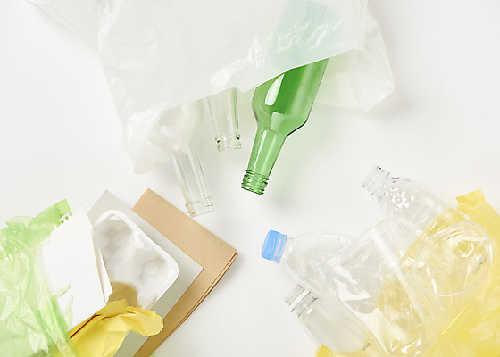 포토 JPG 스튜디오촬영 종이 유리병 실내 사람없음 하이앵글 재활용 쓰레기 분리수거 페트병 소주병 자원 비닐 계란판 회복 플랫레이 국내포토 뷰포인트 컨셉 재질 술병 병_용기 내부 플랫 친환경 소주 병_담는 파일형식