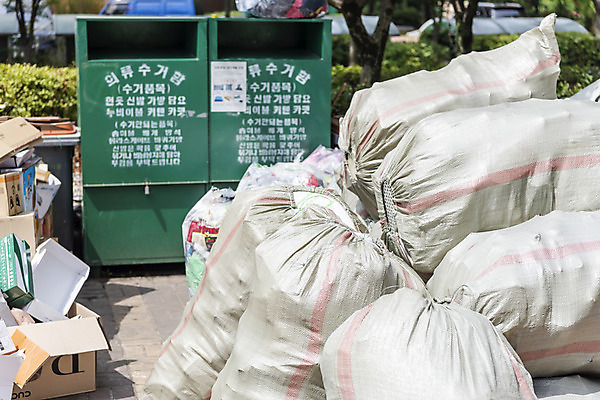 포토 JPG 주간 사람없음 야외 재활용 쓰레기 분리수거 자원 회복 헌옷수거함 분리수거장 국내포토 자연요소 컨셉 친환경 쓰레기장 수거함 파일형식