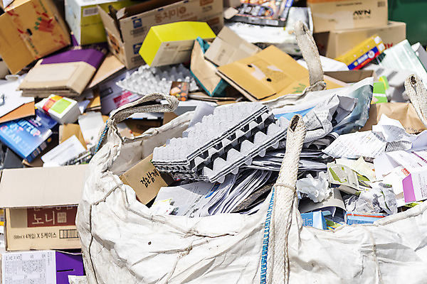 포토 JPG 주간 사람없음 야외 재활용 쓰레기 종이상자 분리수거 자원 계란판 회복 분리수거장 국내포토 자연요소 컨셉 상자 친환경 쓰레기장 파일형식