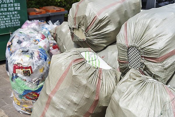 포토 JPG 주간 사람없음 야외 재활용 쓰레기 분리수거 자원 회복 분리수거장 국내포토 자연요소 컨셉 친환경 쓰레기장 파일형식