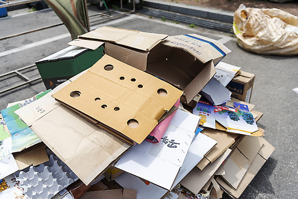 포토 JPG 주간 종이 사람없음 야외 재활용 쓰레기 종이상자 분리수거 자원 회복 분리수거장 국내포토 자연요소 컨셉 상자 친환경 쓰레기장 파일형식