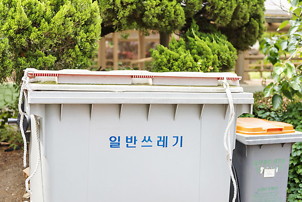 포토 JPG 주간 사람없음 야외 재활용 쓰레기통 쓰레기 분리수거 자원 회복 분리수거장 국내포토 자연요소 컨셉 친환경 쓰레기장 파일형식