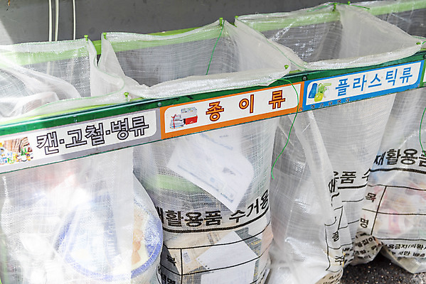 포토 JPG 주간 사람없음 야외 재활용 쓰레기 분리수거 자원 회복 분리수거장 국내포토 자연요소 컨셉 친환경 쓰레기장 파일형식