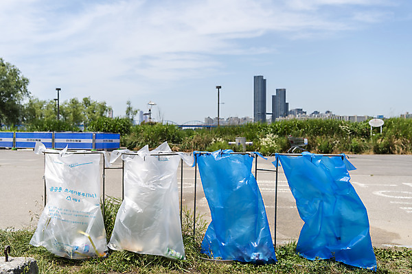 포토 JPG 주간 사람없음 야외 재활용 쓰레기 분리수거 자원 쓰레기봉투 회복 국내포토 자연요소 컨셉 봉투 친환경 파일형식