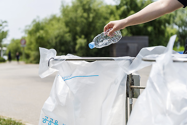 포토 JPG 주간 손 여자 40대 중년 한명 야외 신체부위 재활용 한국인 쓰레기통 쓰레기 버리기 분리수거 페트병 자원 회복 중년여자한명만 국내포토 자연요소 1 컨셉 모션 사람 동양인 성인 친환경 병_담는 여자한명만 중년여자만 파일형식