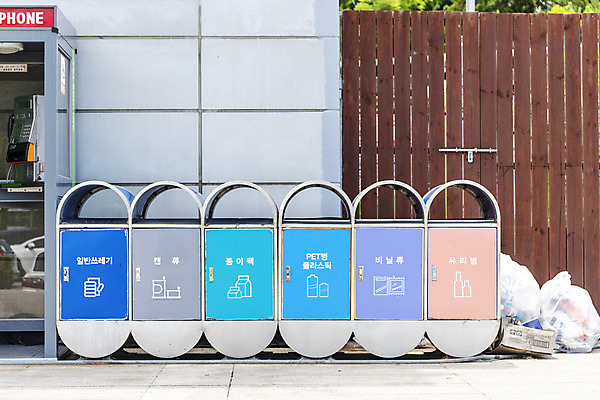 포토 JPG 주간 사람없음 야외 재활용 쓰레기통 쓰레기 분리수거 자원 회복 국내포토 자연요소 컨셉 친환경 파일형식