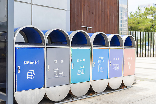 포토 JPG 주간 사람없음 야외 재활용 쓰레기통 쓰레기 분리수거 자원 회복 국내포토 자연요소 컨셉 친환경 파일형식
