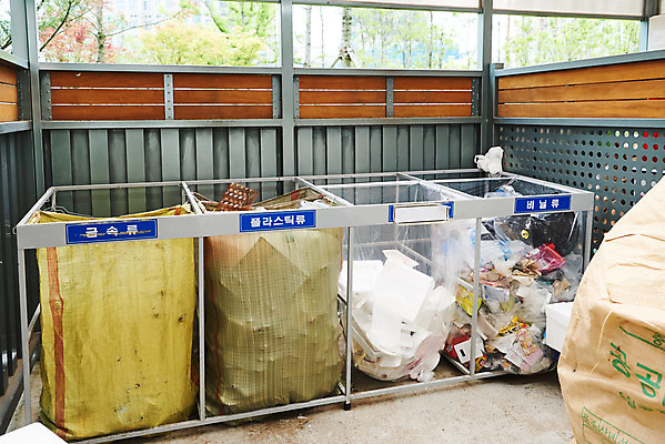 포토 JPG 주간 사람없음 야외 재활용 쓰레기 분리수거 자원 회복 국내포토 자연요소 컨셉 친환경 파일형식