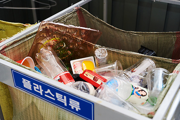 포토 JPG 주간 사람없음 야외 재활용 쓰레기 분리수거 자원 회복 국내포토 자연요소 컨셉 친환경 파일형식