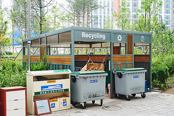 포토 JPG 주간 사람없음 야외 재활용 쓰레기 분리수거 자원 회복 분리수거장 국내포토 자연요소 컨셉 친환경 쓰레기장 파일형식