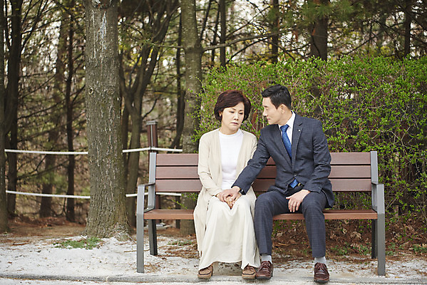 포토 JPG 주간 전신 부부 공원 여자 남자 중년 50대 벤치 앉기 야외 두명 앞모습 믿음 손잡기 한국인 질병 위로 기억력 치매 노화 중년만 국내포토 자연요소 커플 공공시설 감정 뷰포인트 컨셉 의자 의학 모션 사람 동양인 성인 성인만 파일형식