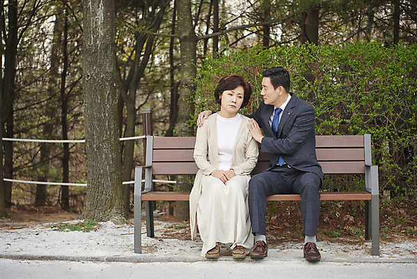 포토 JPG 주간 전신 부부 공원 여자 남자 중년 50대 벤치 앉기 야외 두명 앞모습 믿음 한국인 질병 위로 기억력 치매 노화 중년만 국내포토 자연요소 커플 공공시설 감정 뷰포인트 컨셉 의자 의학 모션 사람 동양인 성인 성인만 파일형식