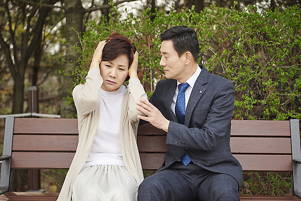 포토 JPG 주간 부부 공원 여자 남자 중년 50대 벤치 앉기 상반신 야외 두명 앞모습 믿음 한국인 질병 괴로움 위로 기억력 치매 노화 중년만 국내포토 자연요소 커플 공공시설 감정 뷰포인트 컨셉 의자 의학 모션 사람 동양인 성인 성인만 파일형식