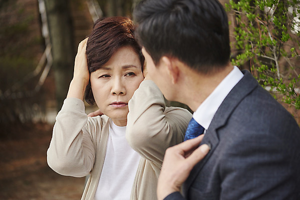 포토 JPG 주간 부부 공원 여자 남자 중년 50대 벤치 앉기 상반신 야외 두명 앞모습 옆모습 믿음 한국인 질병 괴로움 위로 기억력 치매 힘듦 노화 중년만 국내포토 자연요소 커플 공공시설 감정 뷰포인트 컨셉 의자 의학 모션 사람 동양인 성인 성인만 파일형식