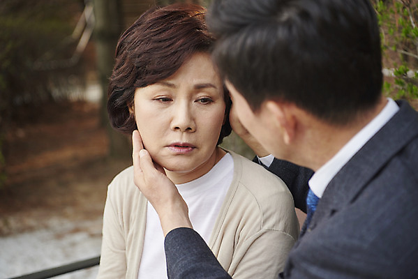 포토 JPG 주간 부부 공원 여자 남자 중년 50대 벤치 앉기 상반신 야외 두명 앞모습 옆모습 믿음 한국인 질병 괴로움 위로 기억력 치매 힘듦 노화 중년만 국내포토 자연요소 커플 공공시설 감정 뷰포인트 컨셉 의자 의학 모션 사람 동양인 성인 성인만 파일형식