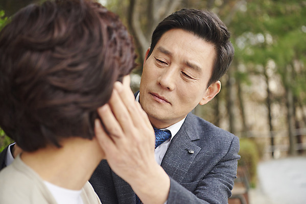 포토 JPG 주간 부부 공원 여자 남자 중년 50대 벤치 앉기 상반신 야외 두명 앞모습 믿음 한국인 질병 괴로움 위로 기억력 치매 힘듦 노화 중년만 쓰다듬기 국내포토 자연요소 커플 공공시설 감정 뷰포인트 컨셉 의자 의학 모션 사람 동양인 성인 성인만 파일형식