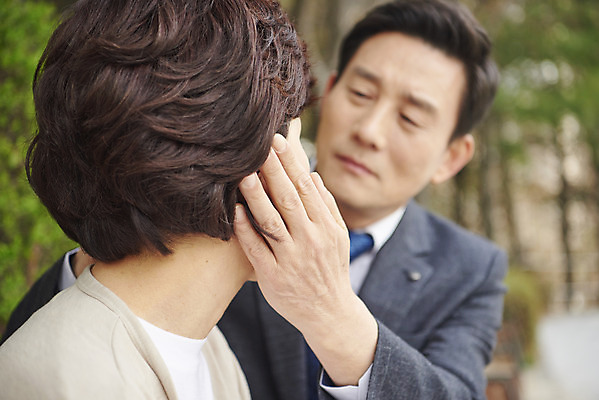 포토 JPG 주간 부부 공원 여자 남자 중년 50대 벤치 앉기 상반신 야외 두명 앞모습 믿음 한국인 질병 괴로움 위로 기억력 치매 힘듦 노화 중년만 쓰다듬기 국내포토 자연요소 커플 공공시설 감정 뷰포인트 컨셉 의자 의학 모션 사람 동양인 성인 성인만 파일형식