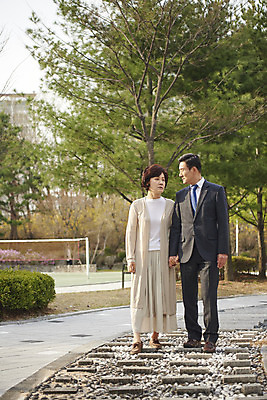 포토 JPG 주간 전신 부부 공원 여자 남자 중년 50대 서기 야외 두명 앞모습 걷기 손잡기 산책 산책로 한국인 질병 기억력 치매 노화 중년만 국내포토 자연요소 커플 공공시설 길 뷰포인트 컨셉 의학 모션 휴식 사람 동양인 성인 성인만 파일형식