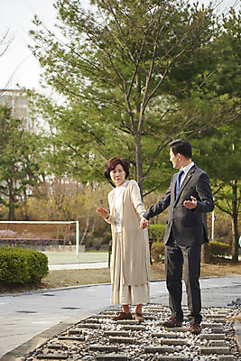 포토 JPG 주간 전신 부부 공원 여자 남자 중년 50대 서기 야외 두명 앞모습 걷기 손잡기 산책 산책로 한국인 질병 거절 기억력 치매 노화 중년만 국내포토 자연요소 커플 공공시설 길 뷰포인트 컨셉 의학 모션 휴식 사람 동양인 성인 성인만 파일형식