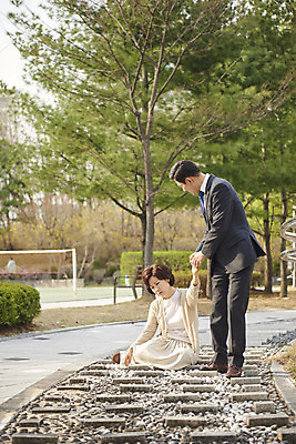 포토 JPG 주간 전신 부부 공원 여자 남자 중년 50대 서기 앉기 야외 두명 앞모습 옆모습 걷기 손잡기 산책 한국인 질병 기억력 치매 힘듦 노화 중년만 국내포토 자연요소 커플 공공시설 뷰포인트 컨셉 의학 모션 휴식 사람 동양인 성인 성인만 파일형식