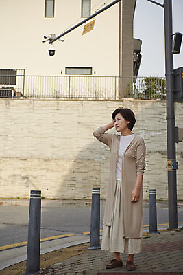 포토 JPG 주간 전신 여자 길 중년 50대 한명 서기 야외 앞모습 한국인 횡단보도 질병 잃음 기억력 치매 노화 중년여자한명만 국내포토 자연요소 1 뷰포인트 컨셉 의학 모션 사람 동양인 성인 보행로 여자한명만 중년여자만 파일형식