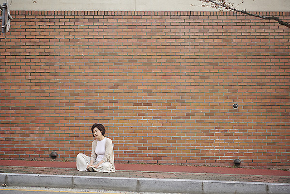 포토 JPG 주간 전신 여자 길 중년 50대 한명 앉기 야외 앞모습 한국인 보행로 좌절 질병 잃음 기억력 치매 노화 중년여자한명만 주저앉기 국내포토 자연요소 1 감정 뷰포인트 컨셉 의학 모션 사람 동양인 성인 여자한명만 중년여자만 파일형식