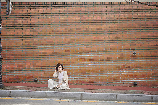 포토 JPG 주간 전신 여자 길 중년 50대 한명 앉기 야외 앞모습 한국인 보행로 좌절 질병 잃음 기억력 치매 노화 중년여자한명만 주저앉기 국내포토 자연요소 1 감정 뷰포인트 컨셉 의학 모션 사람 동양인 성인 여자한명만 중년여자만 파일형식