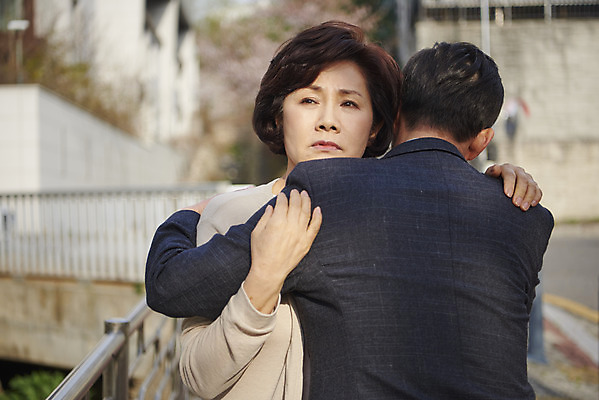 포토 JPG 주간 부부 여자 남자 중년 50대 포옹 서기 상반신 야외 두명 앞모습 믿음 한국인 질병 괴로움 위로 기억력 치매 힘듦 노화 중년만 국내포토 자연요소 커플 감정 뷰포인트 컨셉 의학 안기 모션 사람 동양인 성인 성인만 파일형식