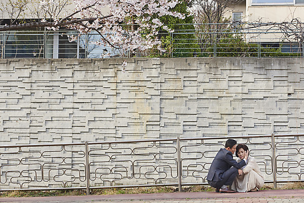 포토 JPG 주간 전신 부부 여자 남자 중년 50대 포옹 앉기 야외 두명 앞모습 옆모습 믿음 한국인 보행로 질병 괴로움 위로 기억력 치매 노화 중년만 국내포토 자연요소 커플 감정 길 뷰포인트 컨셉 의학 안기 모션 사람 동양인 성인 성인만 파일형식