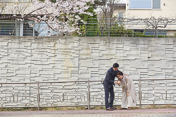 포토 JPG 주간 전신 부부 여자 남자 중년 50대 서기 야외 두명 옆모습 믿음 한국인 보행로 질병 괴로움 위로 기억력 치매 노화 중년만 국내포토 자연요소 커플 감정 길 뷰포인트 컨셉 의학 모션 사람 동양인 성인 성인만 파일형식