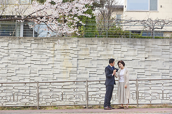 포토 JPG 주간 전신 부부 여자 남자 중년 50대 서기 야외 두명 옆모습 믿음 한국인 보행로 질병 괴로움 위로 기억력 치매 노화 중년만 국내포토 자연요소 커플 감정 길 뷰포인트 컨셉 의학 모션 사람 동양인 성인 성인만 파일형식