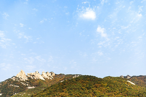 포토 JPG 주간 구름 단풍 낙엽 자연 하늘 단풍나무 산 풍경 사람없음 야외 가을 돌_바위 바위 북한산 둘레길 국내포토 자연요소 나무 계절 길 잎 생태계 파일형식 고양