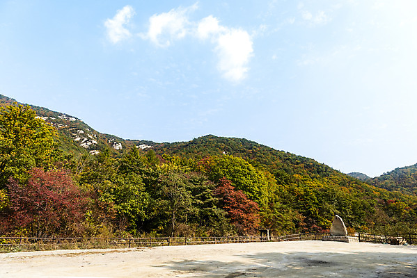 포토 JPG 주간 구름 단풍 낙엽 자연 하늘 단풍나무 산 풍경 사람없음 야외 가을 돌_바위 바위 북한산 둘레길 국내포토 자연요소 나무 계절 길 잎 생태계 파일형식 고양