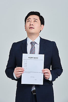 포토 JPG 스튜디오촬영 남자 회사 비즈니스 회색배경 직장 실내 한명 서기 들기 상반신 성인 앞모습 30대 한국인 직장인 비즈니스맨 사회이슈 괴로움 문서 성인남자한명만 코로나바이러스 휴직 무급휴직 델타변이바이러스 국내포토 직업 1 감정 뷰포인트 백그라운드 컨셉 모션 사람 동양인 내부 장년 회색 바이러스 남자한명만 성인남자만 파일형식