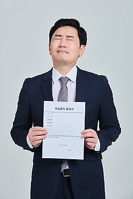 포토 JPG 스튜디오촬영 남자 회사 비즈니스 회색배경 직장 실내 한명 서기 들기 상반신 성인 앞모습 30대 한국인 직장인 비즈니스맨 사회이슈 괴로움 문서 성인남자한명만 코로나바이러스 휴직 무급휴직 델타변이바이러스 국내포토 직업 1 감정 뷰포인트 백그라운드 컨셉 모션 사람 동양인 내부 장년 회색 바이러스 남자한명만 성인남자만 파일형식