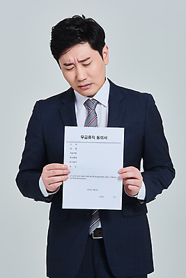 포토 JPG 스튜디오촬영 남자 회사 비즈니스 회색배경 직장 실내 한명 서기 들기 상반신 성인 앞모습 30대 한국인 직장인 비즈니스맨 사회이슈 괴로움 문서 성인남자한명만 코로나바이러스 휴직 무급휴직 델타변이바이러스 국내포토 직업 1 감정 뷰포인트 백그라운드 컨셉 모션 사람 동양인 내부 장년 회색 바이러스 남자한명만 성인남자만 파일형식