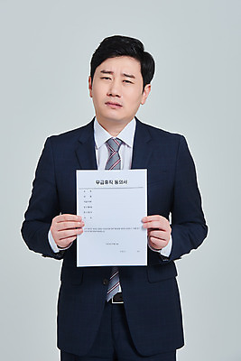 포토 JPG 스튜디오촬영 남자 회사 비즈니스 회색배경 직장 실내 한명 서기 들기 상반신 성인 앞모습 30대 한국인 직장인 비즈니스맨 사회이슈 괴로움 문서 성인남자한명만 코로나바이러스 휴직 무급휴직 델타변이바이러스 국내포토 직업 1 감정 뷰포인트 백그라운드 컨셉 모션 사람 동양인 내부 장년 회색 바이러스 남자한명만 성인남자만 파일형식