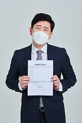 포토 JPG 스튜디오촬영 남자 회사 비즈니스 회색배경 직장 실내 마스크 한명 서기 들기 상반신 성인 앞모습 30대 한국인 직장인 비즈니스맨 사회이슈 괴로움 문서 성인남자한명만 코로나바이러스 휴직 무급휴직 델타변이바이러스 국내포토 직업 1 감정 뷰포인트 백그라운드 컨셉 모션 사람 동양인 내부 장년 회색 바이러스 남자한명만 성인남자만 파일형식