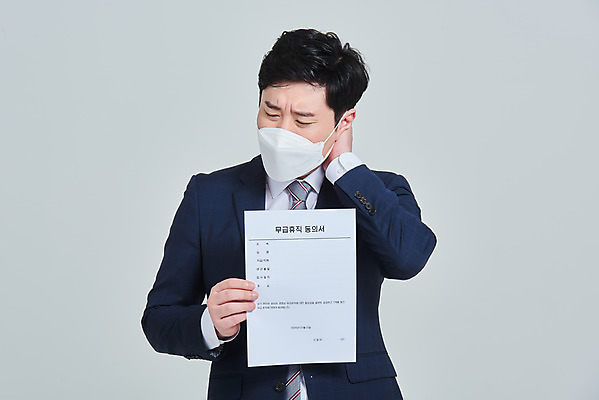 포토 JPG 스튜디오촬영 남자 회사 비즈니스 회색배경 직장 실내 마스크 한명 서기 들기 상반신 성인 앞모습 30대 한국인 직장인 비즈니스맨 사회이슈 괴로움 문서 성인남자한명만 코로나바이러스 휴직 무급휴직 델타변이바이러스 국내포토 직업 1 감정 뷰포인트 백그라운드 컨셉 모션 사람 동양인 내부 장년 회색 바이러스 남자한명만 성인남자만 파일형식