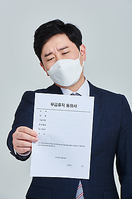 포토 JPG 스튜디오촬영 남자 회사 비즈니스 회색배경 직장 실내 마스크 한명 서기 들기 상반신 성인 앞모습 30대 한국인 직장인 비즈니스맨 사회이슈 괴로움 문서 성인남자한명만 코로나바이러스 휴직 무급휴직 델타변이바이러스 국내포토 직업 1 감정 뷰포인트 백그라운드 컨셉 모션 사람 동양인 내부 장년 회색 바이러스 남자한명만 성인남자만 파일형식