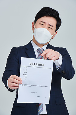 포토 JPG 스튜디오촬영 남자 회사 비즈니스 회색배경 직장 실내 마스크 한명 서기 들기 상반신 성인 앞모습 30대 한국인 직장인 비즈니스맨 사회이슈 괴로움 문서 성인남자한명만 코로나바이러스 휴직 무급휴직 델타변이바이러스 국내포토 직업 1 감정 뷰포인트 백그라운드 컨셉 모션 사람 동양인 내부 장년 회색 바이러스 남자한명만 성인남자만 파일형식