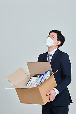 포토 JPG 스튜디오촬영 남자 회사 비즈니스 회색배경 직장 실내 마스크 한명 서기 들기 상반신 성인 옆모습 30대 한국인 직장인 비즈니스맨 종이상자 사회이슈 괴로움 성인남자한명만 코로나바이러스 휴직 무급휴직 델타변이바이러스 국내포토 직업 1 감정 뷰포인트 백그라운드 컨셉 모션 사람 동양인 내부 장년 상자 회색 바이러스 남자한명만 성인남자만 파일형식
