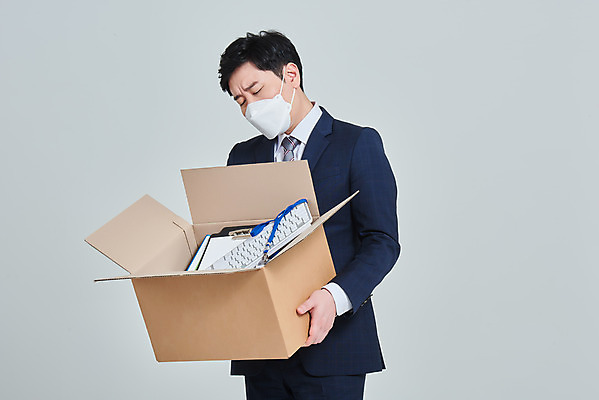 포토 JPG 스튜디오촬영 남자 회사 비즈니스 회색배경 직장 실내 마스크 한명 서기 들기 상반신 성인 옆모습 30대 한국인 직장인 비즈니스맨 종이상자 사회이슈 괴로움 성인남자한명만 코로나바이러스 휴직 무급휴직 델타변이바이러스 국내포토 직업 1 감정 뷰포인트 백그라운드 컨셉 모션 사람 동양인 내부 장년 상자 회색 바이러스 남자한명만 성인남자만 파일형식