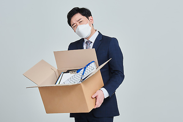 포토 JPG 스튜디오촬영 남자 회사 비즈니스 회색배경 직장 실내 마스크 한명 서기 들기 상반신 성인 옆모습 30대 한국인 직장인 비즈니스맨 종이상자 사회이슈 괴로움 성인남자한명만 코로나바이러스 휴직 무급휴직 델타변이바이러스 국내포토 직업 1 감정 뷰포인트 백그라운드 컨셉 모션 사람 동양인 내부 장년 상자 회색 바이러스 남자한명만 성인남자만 파일형식