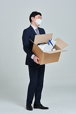 포토 JPG 스튜디오촬영 전신 남자 회사 비즈니스 회색배경 직장 실내 마스크 한명 서기 들기 성인 옆모습 30대 한국인 직장인 비즈니스맨 종이상자 사회이슈 괴로움 성인남자한명만 코로나바이러스 휴직 무급휴직 델타변이바이러스 국내포토 직업 1 감정 뷰포인트 백그라운드 컨셉 모션 사람 동양인 내부 장년 상자 회색 바이러스 남자한명만 성인남자만 파일형식