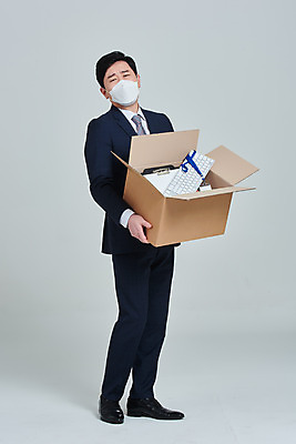 포토 JPG 스튜디오촬영 전신 남자 회사 비즈니스 회색배경 직장 실내 마스크 한명 서기 들기 성인 옆모습 30대 한국인 직장인 비즈니스맨 종이상자 사회이슈 괴로움 성인남자한명만 코로나바이러스 휴직 무급휴직 델타변이바이러스 국내포토 직업 1 감정 뷰포인트 백그라운드 컨셉 모션 사람 동양인 내부 장년 상자 회색 바이러스 남자한명만 성인남자만 파일형식