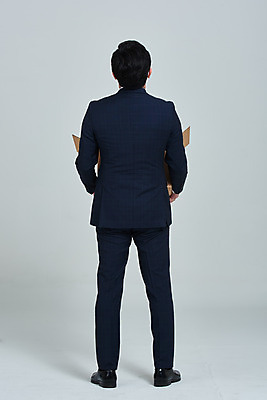 포토 JPG 스튜디오촬영 전신 남자 회사 비즈니스 회색배경 직장 실내 마스크 한명 서기 들기 성인 뒷모습 30대 한국인 직장인 비즈니스맨 사회이슈 책상 괴로움 문서 성인남자한명만 코로나바이러스 휴직 무급휴직 델타변이바이러스 국내포토 직업 1 감정 뷰포인트 가구 백그라운드 컨셉 모션 사람 동양인 내부 장년 회색 바이러스 남자한명만 성인남자만 파일형식