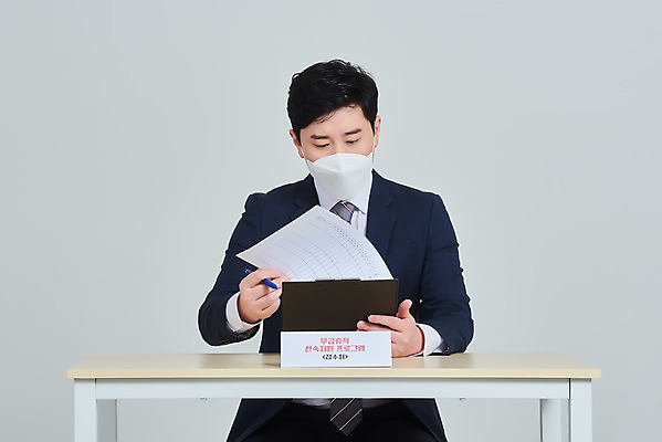 포토 JPG 스튜디오촬영 응시 남자 회사 비즈니스 회색배경 직장 실내 마스크 한명 앉기 상반신 성인 앞모습 30대 한국인 직장인 비즈니스맨 사회이슈 책상 문서 접수 접수대 성인남자한명만 코로나바이러스 휴직 무급휴직 델타변이바이러스 국내포토 직업 1 시선 뷰포인트 가구 백그라운드 컨셉 모션 사람 동양인 내부 장년 회색 바이러스 남자한명만 성인남자만 파일형식