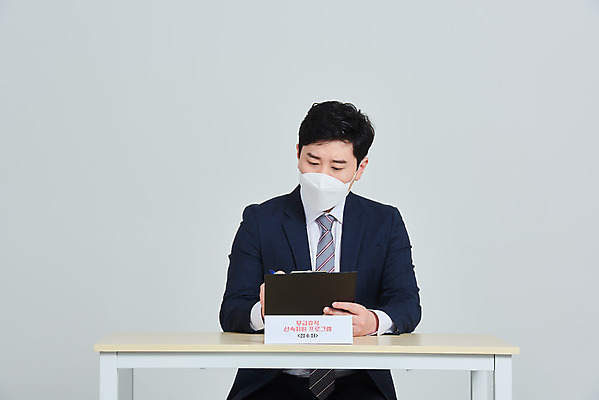 포토 JPG 스튜디오촬영 응시 남자 회사 비즈니스 회색배경 직장 실내 마스크 한명 앉기 상반신 성인 앞모습 30대 한국인 직장인 비즈니스맨 사회이슈 책상 문서 결재 접수 접수대 성인남자한명만 코로나바이러스 휴직 무급휴직 델타변이바이러스 국내포토 직업 1 시선 뷰포인트 가구 백그라운드 컨셉 모션 사람 동양인 내부 장년 회색 바이러스 남자한명만 성인남자만 파일형식