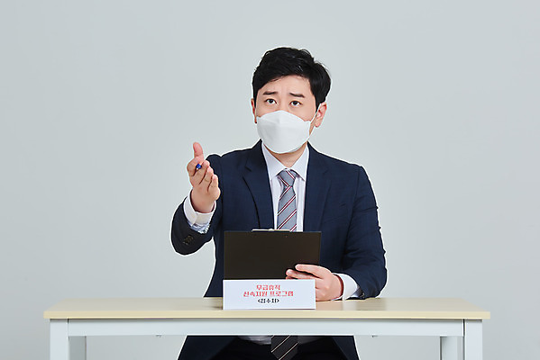 포토 JPG 스튜디오촬영 남자 회사 비즈니스 회색배경 직장 실내 마스크 한명 앉기 상반신 성인 앞모습 30대 한국인 직장인 비즈니스맨 사회이슈 책상 문서 접수 접수대 성인남자한명만 코로나바이러스 휴직 무급휴직 델타변이바이러스 국내포토 직업 1 뷰포인트 가구 백그라운드 컨셉 모션 사람 동양인 내부 장년 회색 바이러스 남자한명만 성인남자만 파일형식